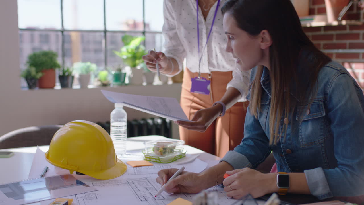 arquitectos que utilizan planos de construcción mujeres de negocios que trabajan juntas en un proyecto de construcción equipo de ingenieros que hacen una lluvia de ideas para planificar soluciones de diseño estrategia de desarrollo exitosa que disfruta del trabajo en equipo