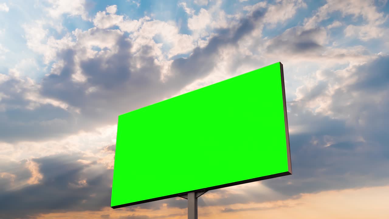timelapse - cartel verde en blanco y rayos de sol brillando a través de las nubes al atardecer