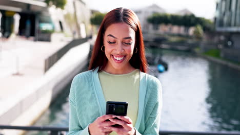 Teléfono,-Guau-Y-Buenas-Noticias-Con-Una-Mujer-Emocionada-Como