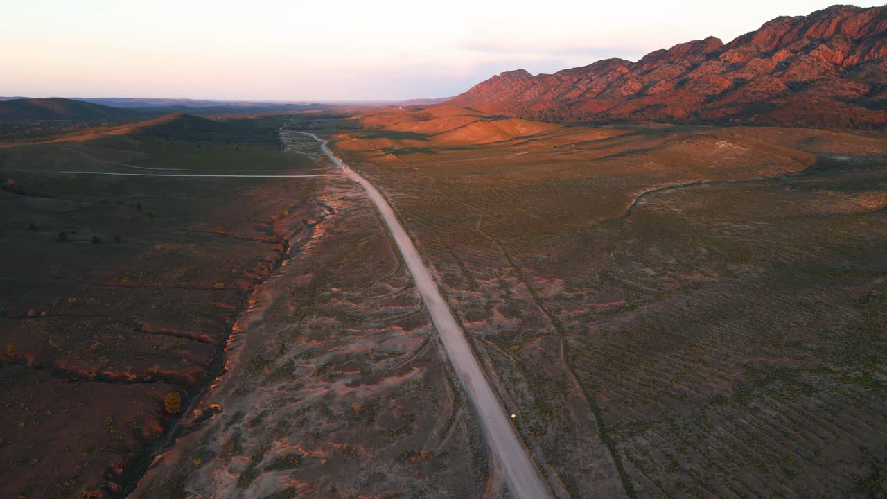장로들은 일몰 동안의 풍경, 공중 상승 전망, 플린더스 산맥 국립공원