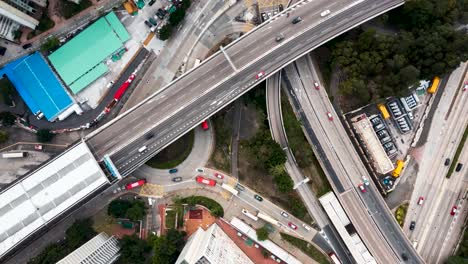 el aumento de la toma de drones revela una espectacular autopista elevada y la convergencia de carreteras, puentes, viaductos en la ciudad durante el día, transporte y desarrollo de infraestructura en el área urbana
