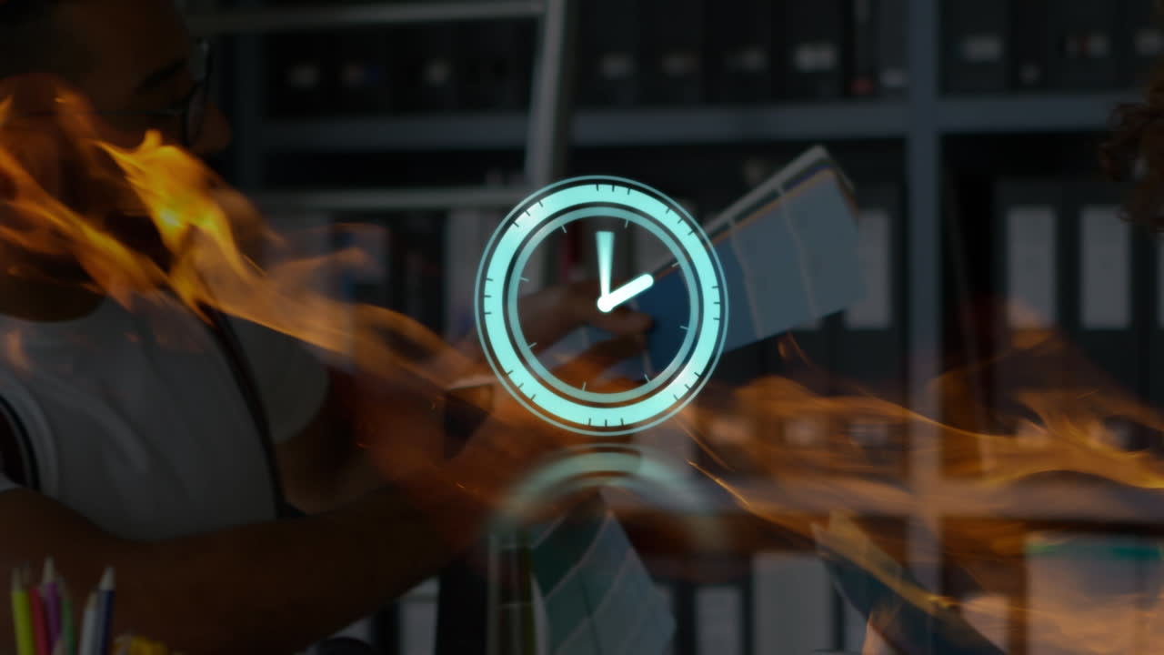 animación de reloj en movimiento y senderos de luz sobre diversas personas de negocios en la oficina