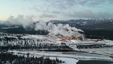 Fábrica-De-Pulpa-En-Acción:-Vista-Aérea-De-Las-Instalaciones-Industriales-Emisoras-De-Contaminación-En-Cranbrook,-Columbia-Británica,-Procesando-Materias-Primas-Para-La-Producción-De-Papel-En-Un-Frío-Día-De-Invierno