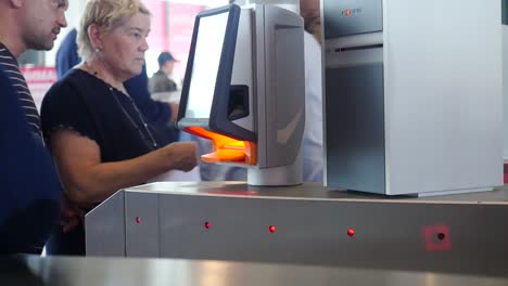 personas que utilizan un sistema de control de acceso