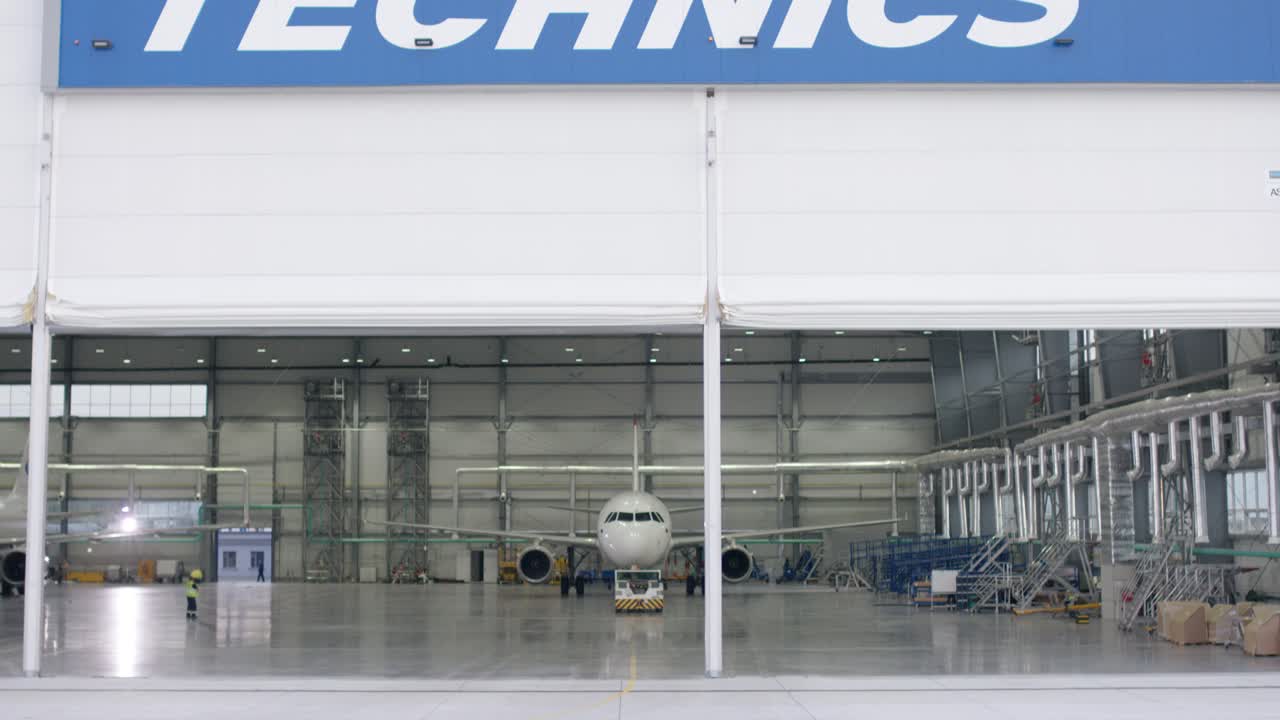 mantenimiento de aviones en un hangar técnico
