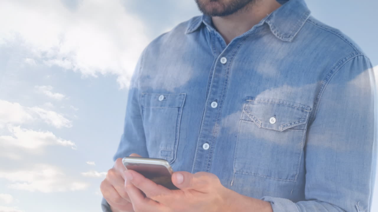 animación de nubes sobre el hombre caucásico usando un teléfono inteligente