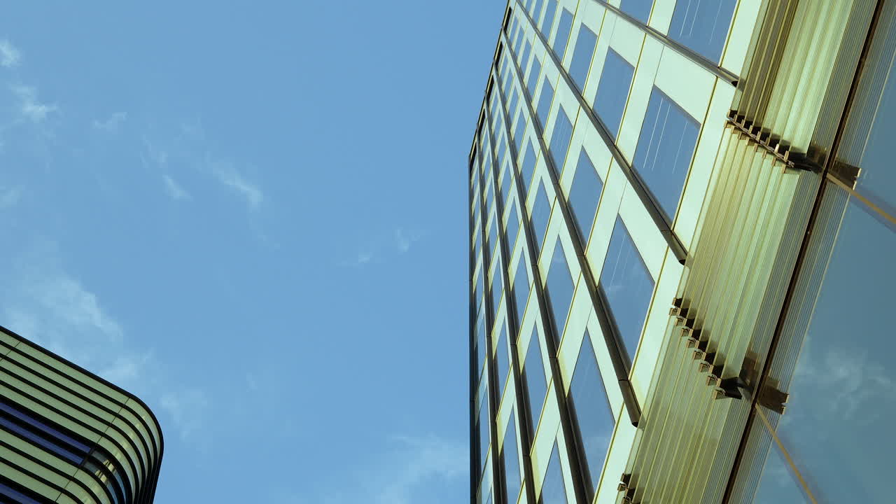 edificios modernos que alcanzan el cielo con un diseño geométrico