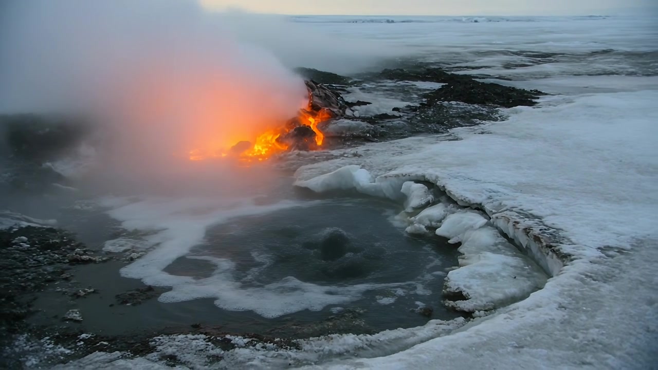 Strømmende lava møter iskontakt, smelter den kalde kystlinjen, sender ut lavaglød, dampsøyle og en kokende pøl.