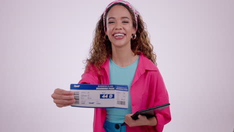mujer joven, billete de avión y estudio con sonrisa