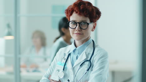 Retrato-De-Una-Joven-Doctora-En-Un-Consultorio-Médico