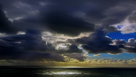 Statische-Aufnahme-Dunkler-Wolkenbewegung-Im-Zeitraffer-über-Dem-Meer-Tagsüber