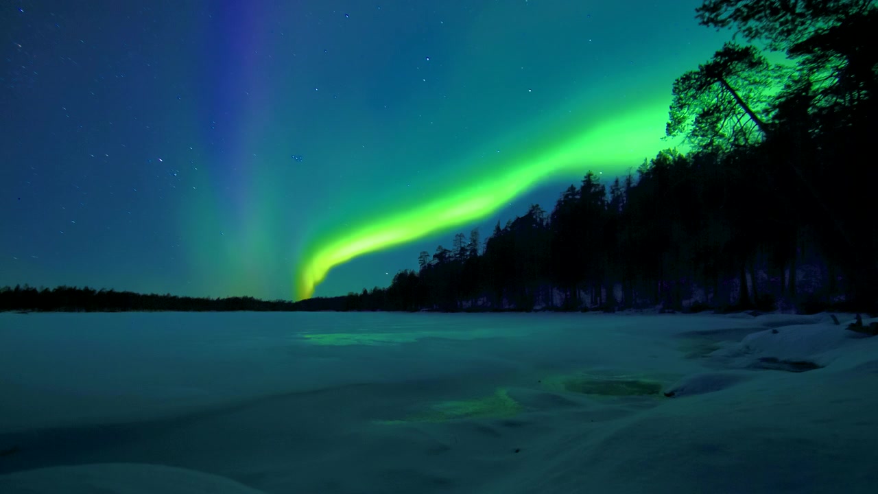 Timelapse dal giorno alla notte dell'Aurora Boreale che dipinge una striscia unica nel cielo