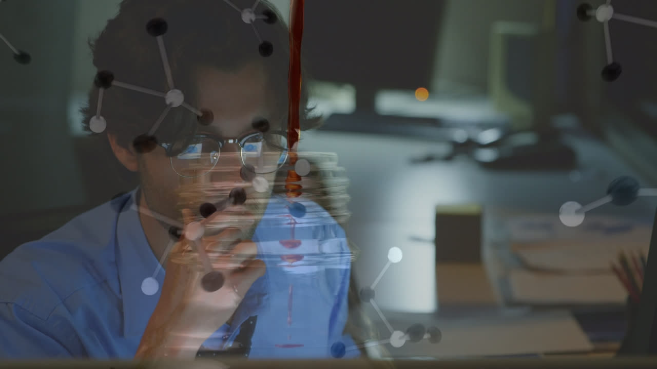 animación de adn y procesamiento de datos sobre hombre caucásico trabajando con computadora en la oficina