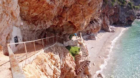 Chica-Turista-Camina-Escaleras-A-La-Playa-De-Pasjaca-En-Dalmacia,-Croacia---Dolly-Panning