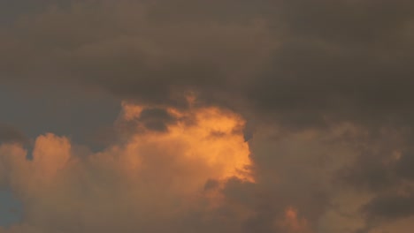 Formación-De-Nubes-Anaranjadas-Grandes-Que-Se-Mueven-Durante-El-Lapso-De-Tiempo-Del-Atardecer-En-Australia,-Gippsland,-Victoria,-Maffra