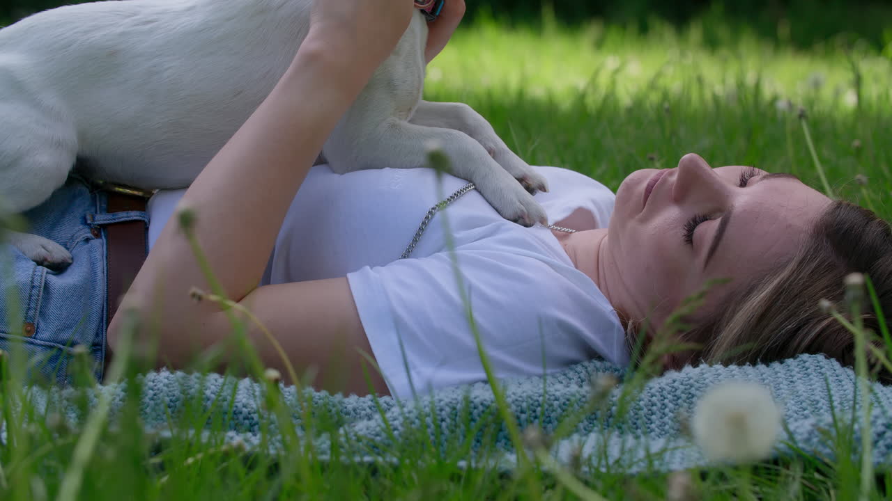 여자 는 개 와 함께 공원 에서 휴식 을 하고 있다