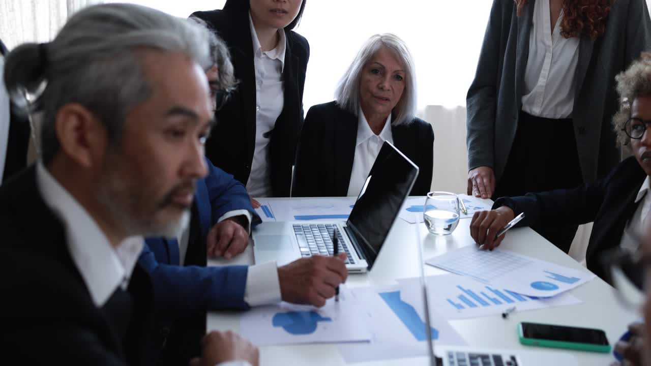 Gens d'affaires multiraciaux travaillant dans un bureau de banque - Concept de réunion et de startup