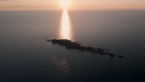 Hermoso-Reflejo-Del-Cielo-Sobre-El-Golfo-De-San-Lorenzo-Con-Una-Isla-Rocosa-En-Un-Amanecer-En-Quebec,-Canadá