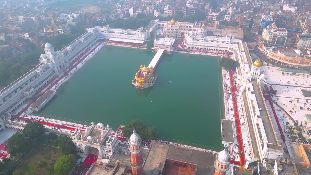 el templo de oro, también conocido como el harimandir sahib, vista aérea por el dron dji mini3pro
