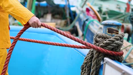 Seemann-Bindet-Das-Seil-An-Einem-Fischerboot