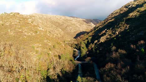 una cascada tropical en un cañón de montaña