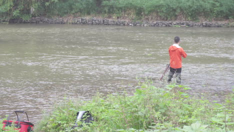 Un-Hombre-Está-Pescando-En-El-Arroyo