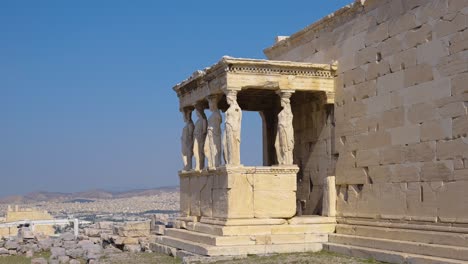 seguimiento del movimiento del pórtico lateral cercano de las cariátides en el templo de erechtheum en la acrópolis, atenas, grecia