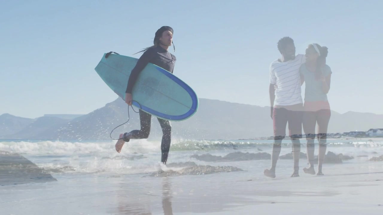 Una surfista torna a riva, correndo con una tavola da surf blu e superando una coppia, con un overlay a tema sportivo.