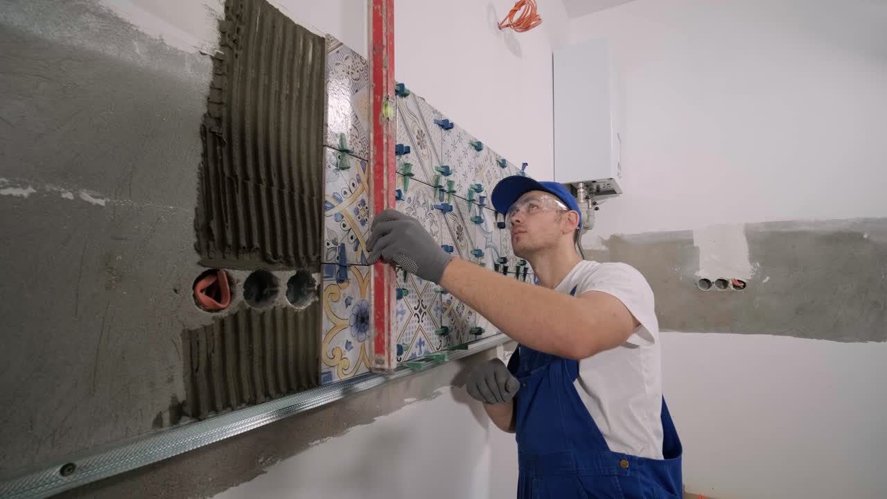 instalación de azulejos de cerámica para paredes - medición y corte de las piezas. construcción, renovación, reparación de apartamentos. cortes de azulejas. corte de baldosas