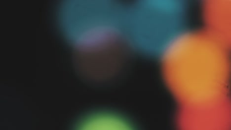 abstracto desenfocado. el fondo borroso de la ciudad. círculos de bokeh en movimiento tráfico nocturno.