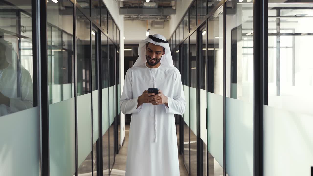 hombre y mujer guapos con ropa tradicional trabajando en una oficina de dubai