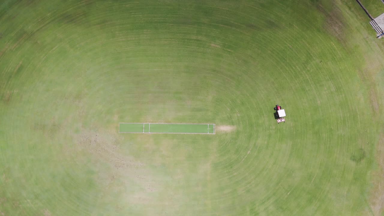 드론이 스포츠 경기장을 는 것을 포착합니다.