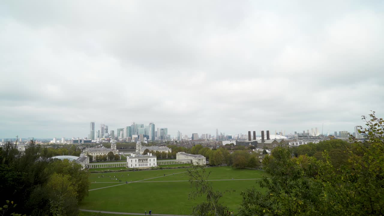 공원 과 역사적인 건물 들 이 있는 런던 도시 풍경