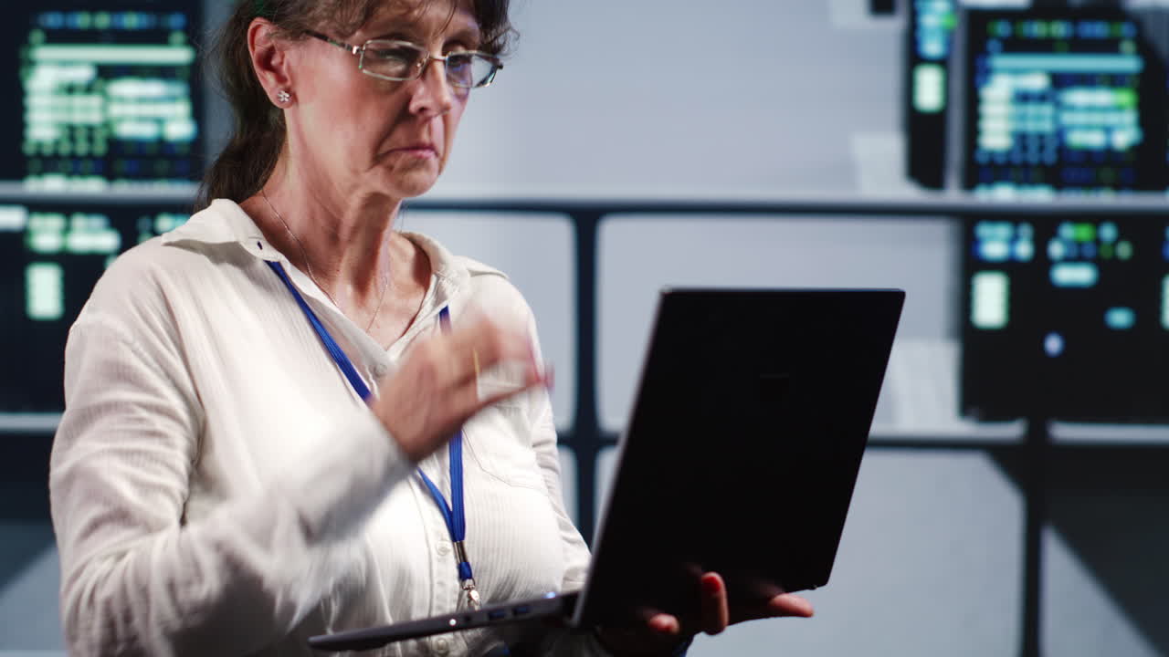 administrador haciendo actualizaciones regulares del servidor