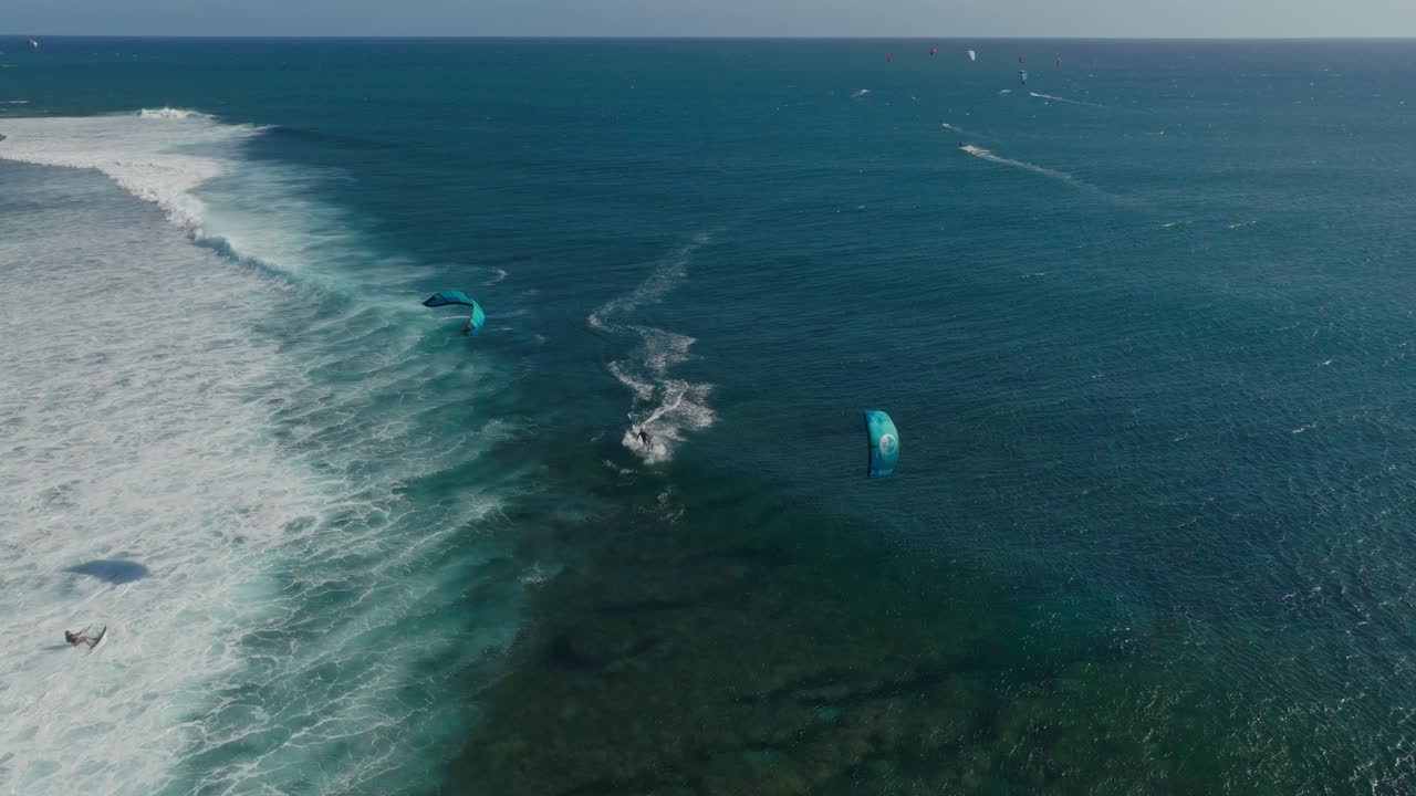 un kitesurfista montando una ola con un ojo, mauricio