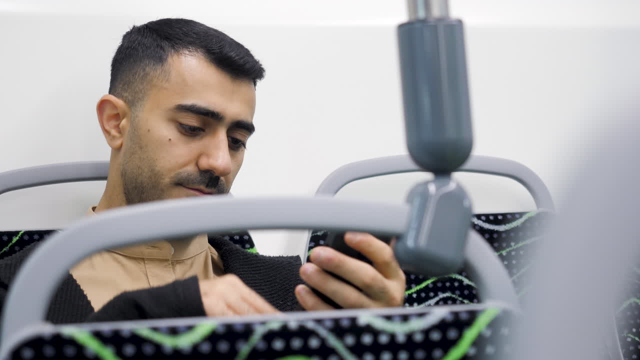 hombre sentado en un autobús