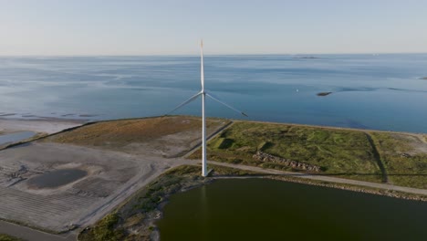 Luftaufnahme-Eine-Elektrische-Windmühle-Mit-Windrad-Und-Rotierenden-Flügeln-Ist-An-Einem-Schönen-Sonnigen-Abend-Eine-ökologische-Energiequelle