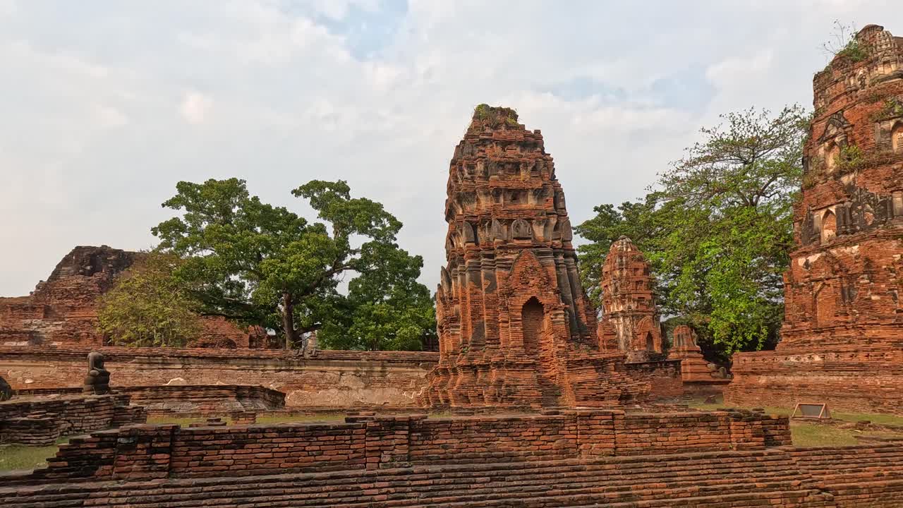 las ruinas históricas se encuentran contra un telón de fondo de árboles y cielo.