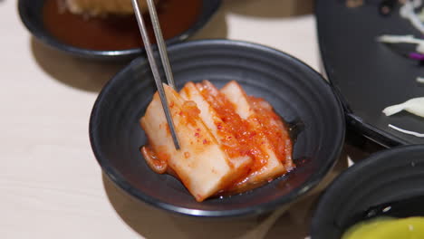 Los-Palillos-Recogen-La-Guarnición-De-Kimchi