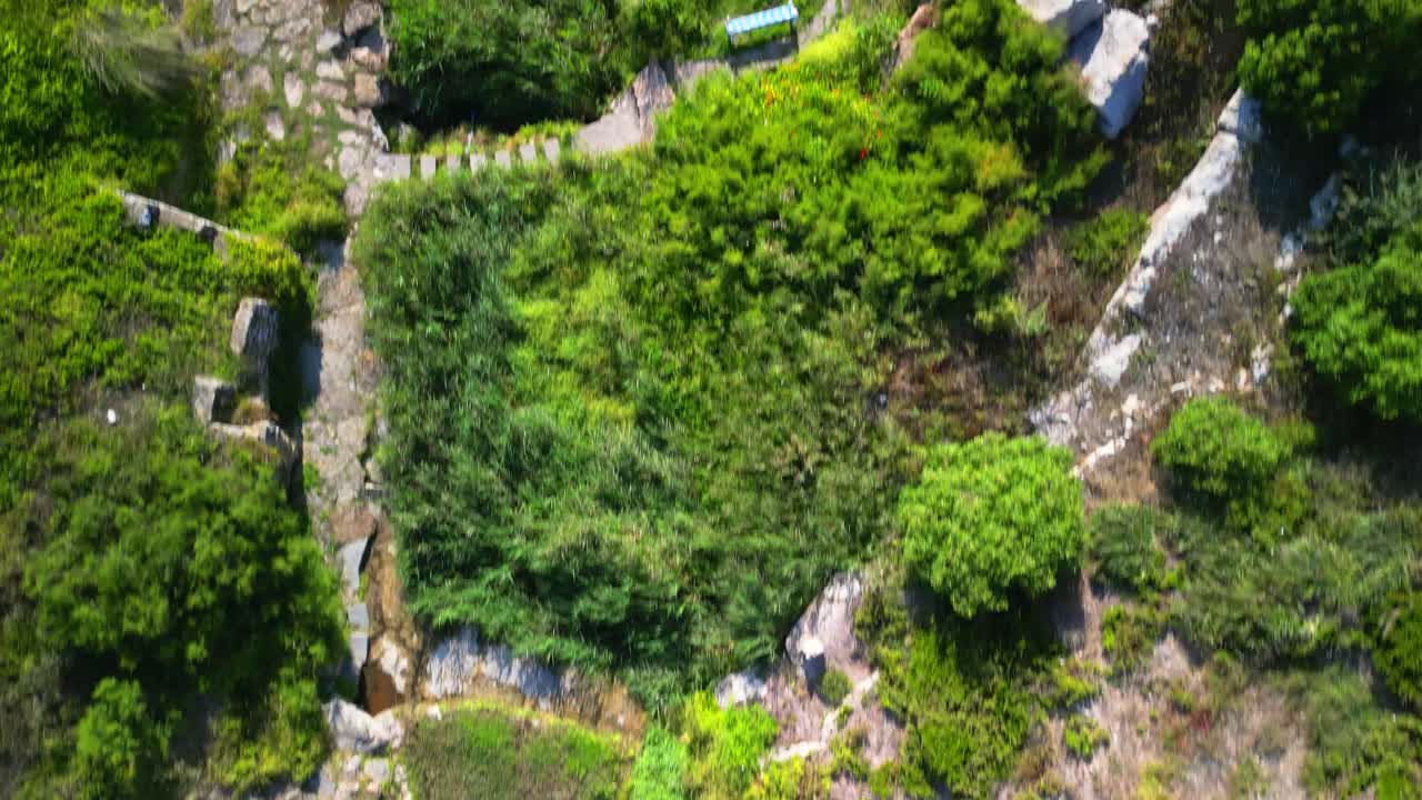 vista aérea de las azenhas do mar desde la tierra hasta el océano