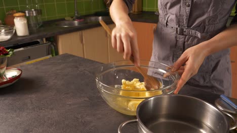 Primer-Plano-De-Una-Mujer-Joven-Mezclando-Mantequilla-Con-Miel-Preparando-Un-Relleno-De-Pastel-De-Miel