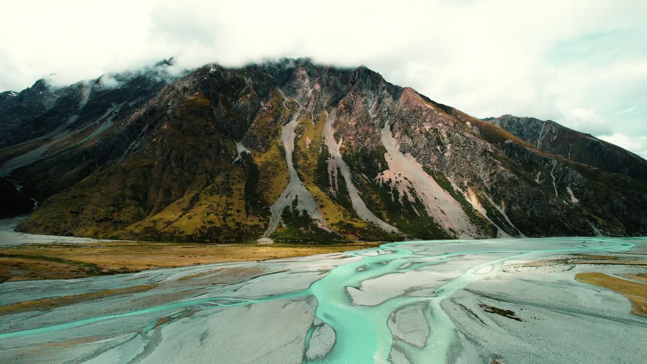 parque nacional del monte cook, arroyos azules claros de nueva zelanda con montañas