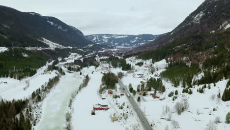 increíble paisaje montañoso en haugastol, noruega, en europa, toma aérea