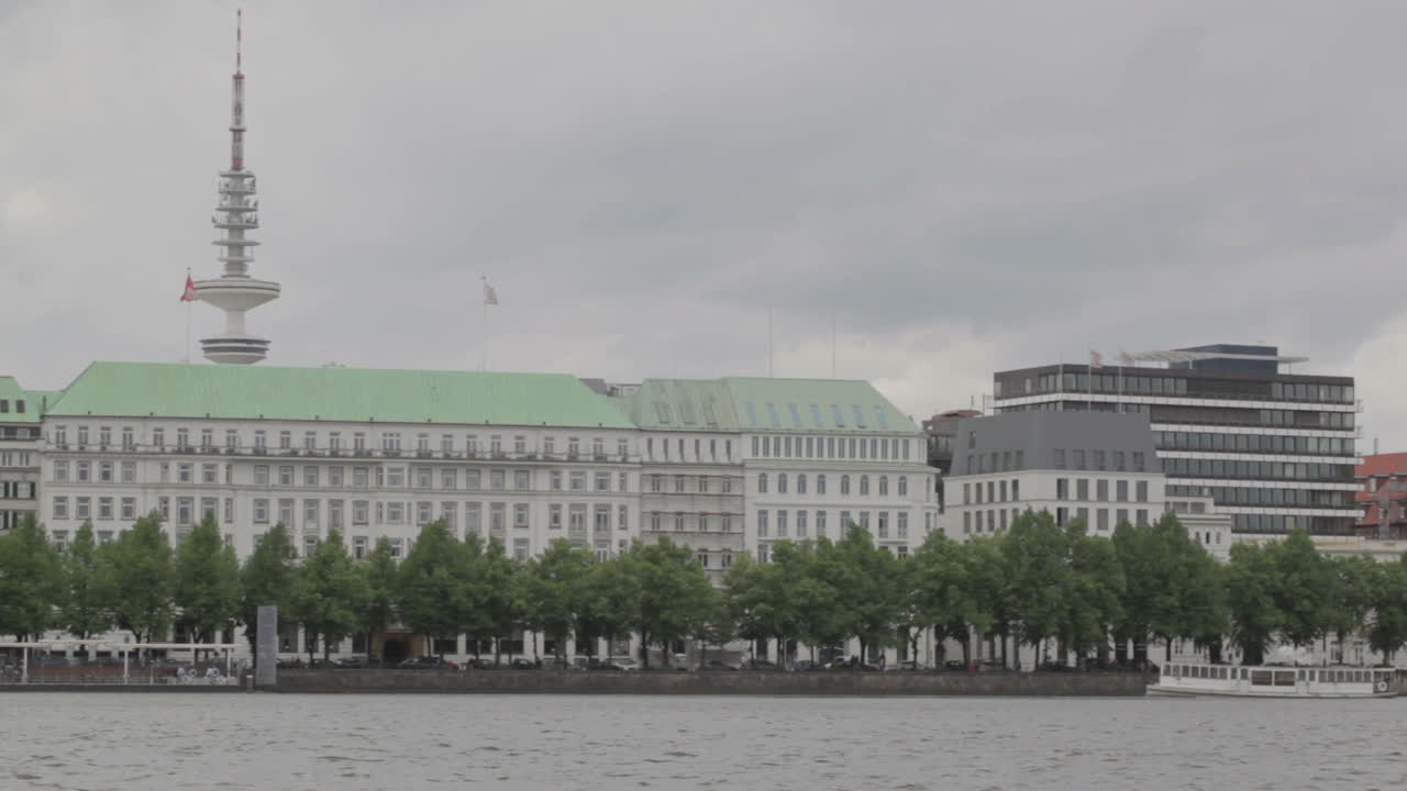 barco fluvial con chimenea con humo