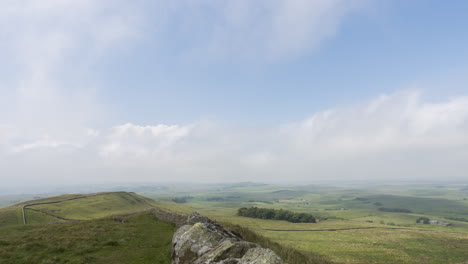 Zeitraffer-Der-Landschaft-Rund-Um-Den-Hadrianswall,-Blauer-Himmel-Mit-Ziehenden-Wolken