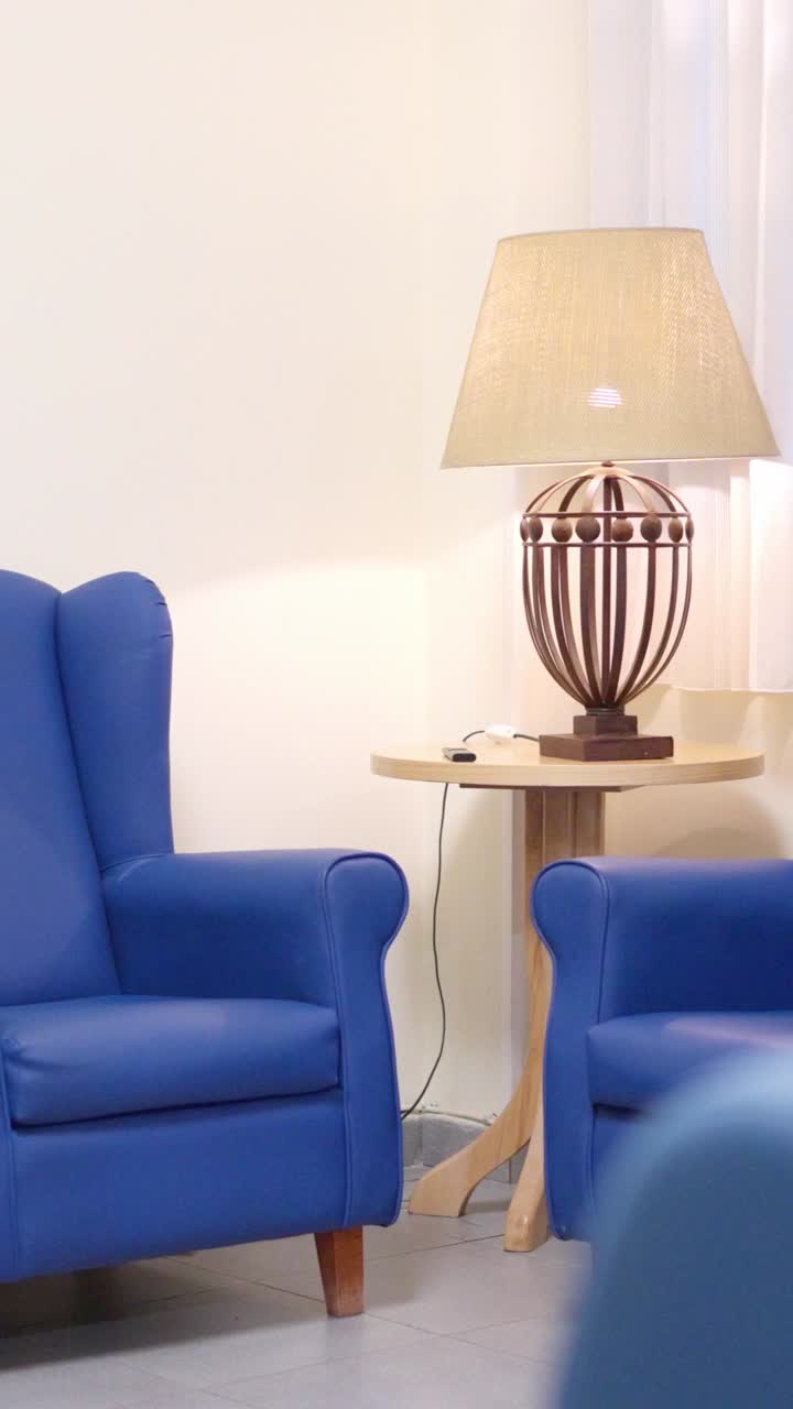Interno accogliente con poltrone blu e lampada da tavolo decorativa