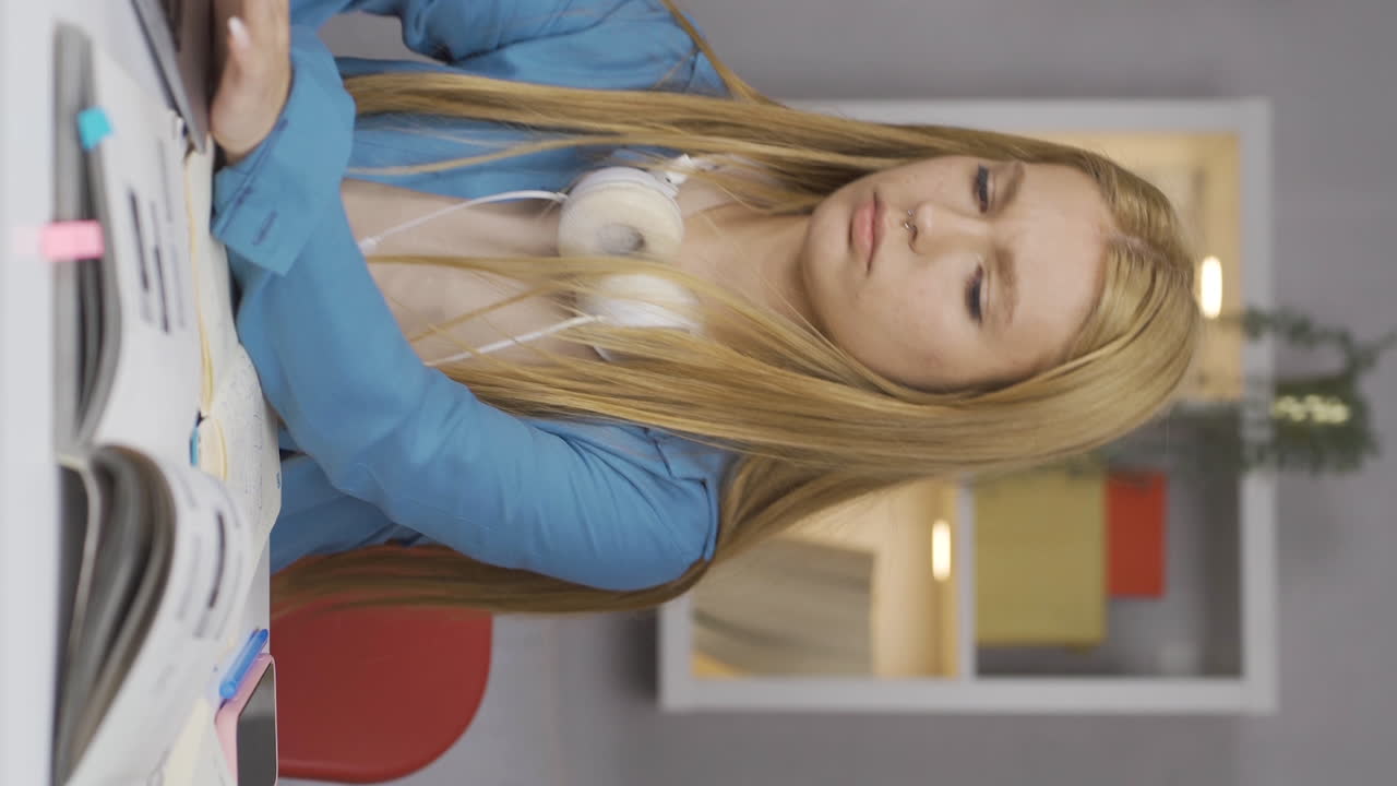 Video vertical de la estudiante escondiéndose