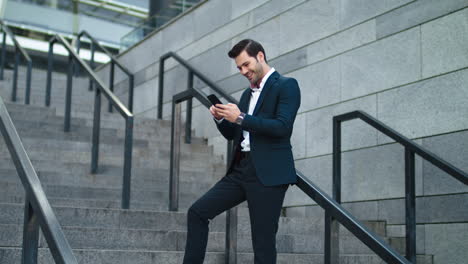 un homme d'affaires debout dans les escaliers à l'extérieur. un homme qui pense en costume élégant à l'extérieur