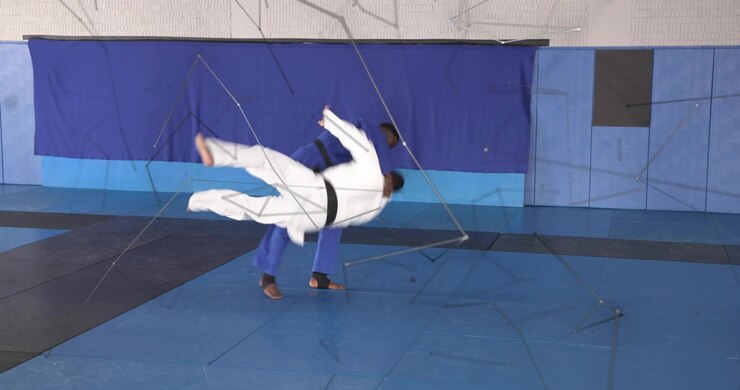Atleta con gi bianco che esegue una proiezione d'anca, atleta con gi blu che contrattacca con un'immobilizzazione durante l'allenamento sportivo.