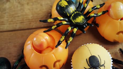 Halloween-Spinnen-Cupcake-Auf-Einem-Holztisch-4k